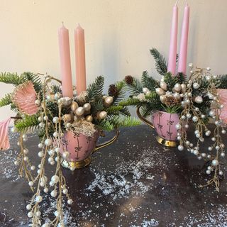 Розова аранжировка със свещ