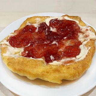 Мекица с бял шоколад и сладко от малини