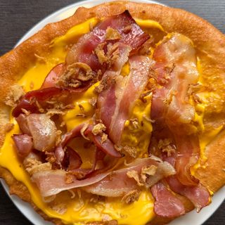 Мекица с чедър сос, пържен бекон и криспи лук