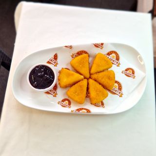 Панирано топено сирене със сладко от боровинки (200г)