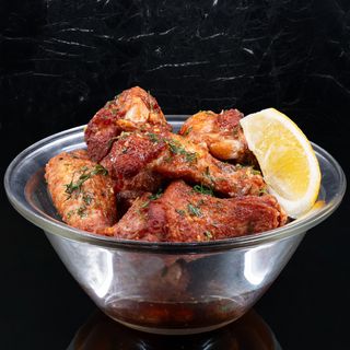 Пилешки крилца със соев сос, бяло вино, чесън, копър и лимон (1кг)