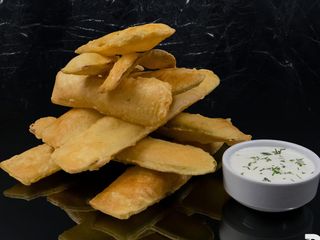 Тиквички по гръцки с млечен чеснов сос (250г)