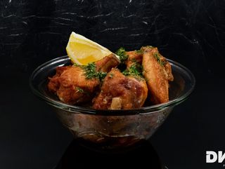 Пилешки крилца със соев сос, бяло вино, чесън, копър и лимон (500г)