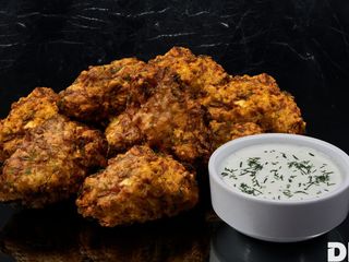 Панирани хапки от тиквички с краве сирене