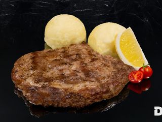 Стек от маринован свински врат с картофено пюре (350г)