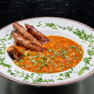 Печен Боб на фурна с гриловани наденички