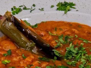 Печен Боб на фурна с гриловани наденички