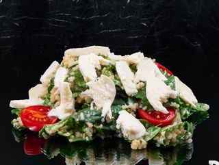 Салата с киноа и моцарела