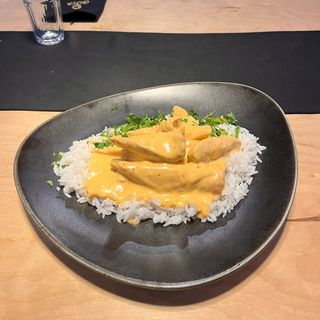 Пилешки бонфиленца с къри сос и ориз басмати (350гр.)