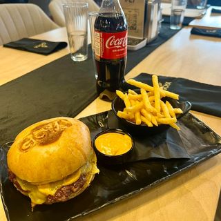 КОМБО МЕНЮ с Телешки чийзбургер + Кола ПВЦ 500 мл.