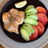 Пилешко филе на плоча с гарнитура домати и краставици (300гр.)