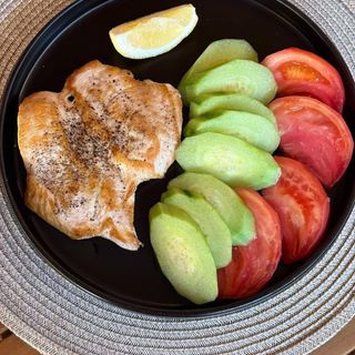 Пилешко филе на плоча с гарнитура домати и краставици  (300гр.)