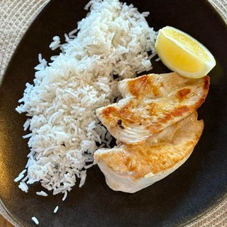 Пилешко филе на плоча  с гарнитура ориз басмати  (350гр.)