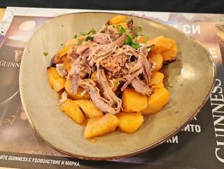 Бавно готвен свински джолан с картофи (300гр.)