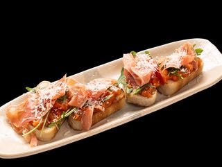 Брускети c прошуто 4 бр