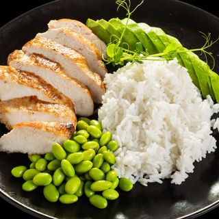 (Обедно) Фитнес Пилешко филе с басмати, едамаме и авокато (510гр.)