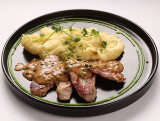 Свински бонфиленца с пепър сос (300гр.)