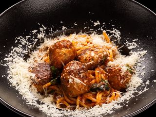 Спагети с доматен сос и кюфтенца (350гр.)