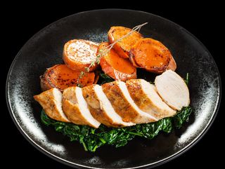 Фитнес Пилешко филе със сладък картоф и спанак (510гр))