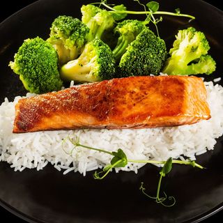 (Обедно) Фитнес Филе сьомга с броколи и басмати (510гр.)