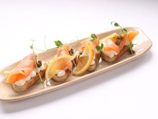 Брускети със сьомга и мус крема сирене (150гр.)