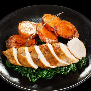 (Обедно) Фитнес Пилешко филе със сладък картоф и спанак (510гр))