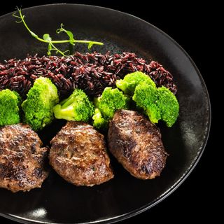 (Обедно) Фитнес телешки кюфтета с черен ориз и броколи (470гр.)