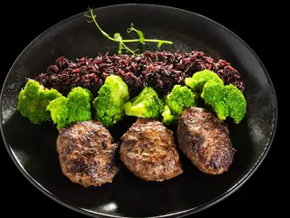 Фитнес телешки кюфтета с черен ориз и броколи (470гр.)