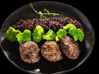 Фитнес телешки кюфтета с черен ориз и броколи (470гр.)