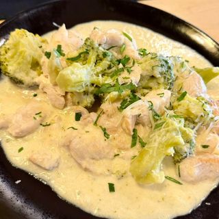 Пилешко филе с броколи и сметана (350гр.)