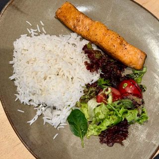 Сьомга филе с басмати и свежа салата (280гр.)