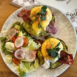 Яйца бенедикт с хрупкав бекон (350г)