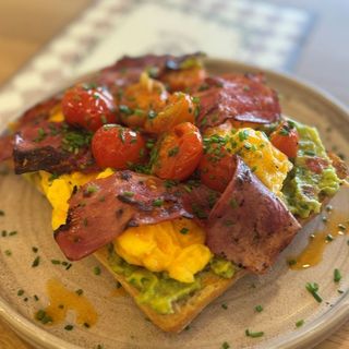 Чабата с бъркани яйца и бекон (350г)