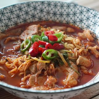 Рамьон със свинско месо