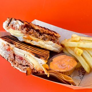 Багета с дърпано свинско месо