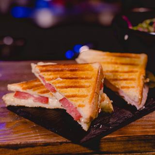 Сандвичи с пеперони и гауда