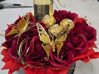 Кутия със сапунени рози,бонбони Фереро и вино