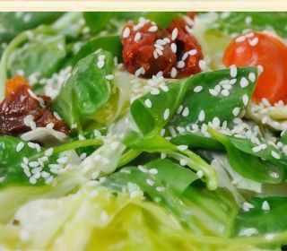 Салата Айсберг със спанак, сушени домати и чери (400г)