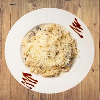 Фузили с пиле, бекон и гъби (550г)