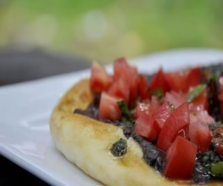 Фокача с маслинена паста и домати (270г)