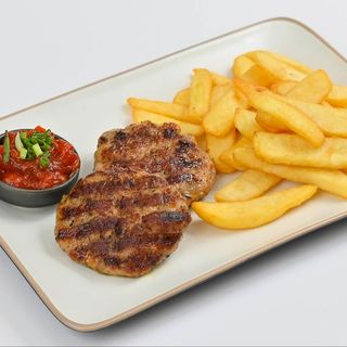 Свински кюфтета с гарнитура пържени картофки и лютеница (320 гр.)