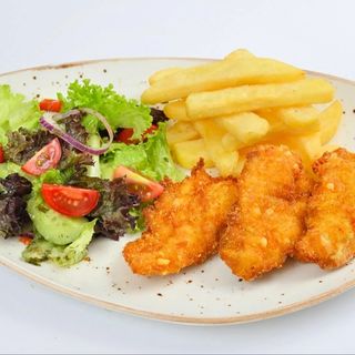 Пиле с пармезанова коричка, свежа салата и пържени картофи (350г)