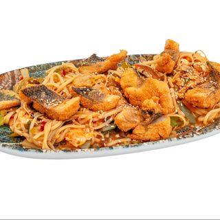 Яйчни нудли с хрупкав лаврак