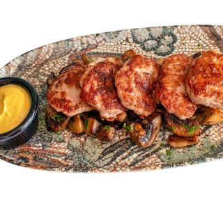 Сочни сръбски ущипци със сотирани гъбки и горчица