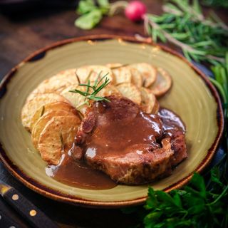 СВИНСКО ПЕЧЕНО С КАРТОФИ ПО ВАРОШЕНСКИ/ VAROSH-STYLE ROAST PORK WITH POTATOES 380гр.