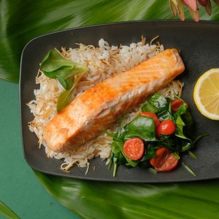 СЬОМГА С ПИЛАФ И СВЕЖА ЗЕЛЕНА САЛАТА С ЧЕРИ ДОМАТИ