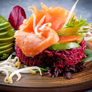 САЛАТА СЬОМГА С ЦВЕКЛО