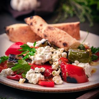 САЛАТА ПЕЧЕНИ ПИПЕРКИ И МЛАДО СИРЕНЕ/ ROASTED PEPPERS AND YOUNG CHEESE SALAD 330гр.