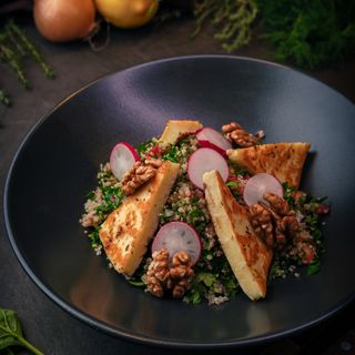 МАГДАНОЗЕНА САЛАТА С ОРЕХИ И КОЗЕ СИРЕНЕ НА СКАРА/ PARSLEY SALAD WITH WALNUTS AND GRILLED GOAT CHEESE 300гр.