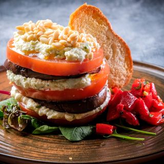 САЛАТИ ЕТАЖИ С КОЗЕ СИРЕНЕ 